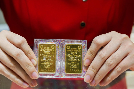 Vàng SJC vượt mốc 71 triệu đồng/lượng, người kiên trì “ôm” vàng lãi đậm