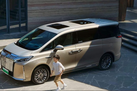 'Chuyên cơ mặt đất' Toyota Alphard lại có thêm 'anh em song sinh' gây sốt: kích thước khủng dài hơn 5,4m, đi 175 km không tốn giọt xăng