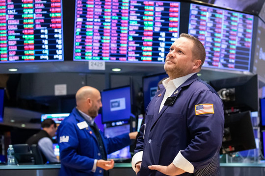 Không giữ được màu xanh, Dow Jones quay đầu giảm 250 điểm, sắc đỏ bao trùm chứng khoán Mỹ
