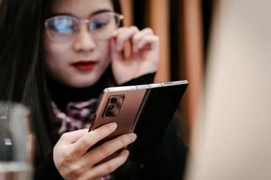 Người Việt chi hơn 1,15 nghìn tỷ mua điện thoại trên TMĐT: Shopee, Lazada, Tiki phả hơi nóng vào Thế Giới Di Động, FPT Shop