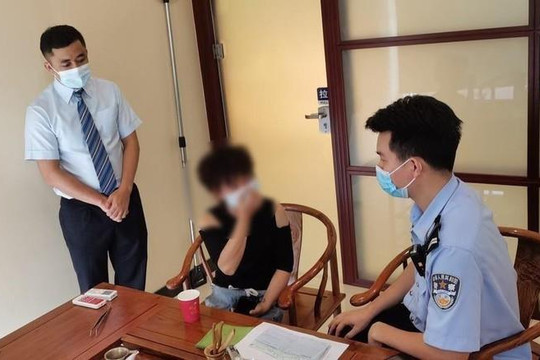 Chi 672 triệu đồng mua bảo hiểm cho 2 con trai, người phụ nữ Trung Quốc tá hỏa phát hiện con muốn nhận toàn bộ tiền phải chờ năm 99 tuổi: Đến gặp cảnh sát nhưng cũng vô ích  