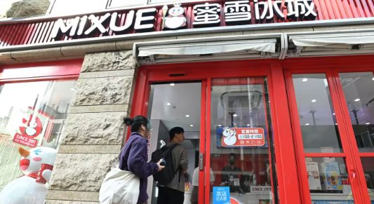 Gây tranh cãi tại Việt Nam, Mixue tăng tốc thâm nhập vào một thị trường khó nhằn nơi chuỗi Starbucks có 1.800 cửa hàng - Quán cà phê mọc như nấm với giá cực rẻ