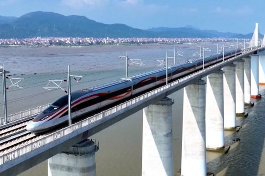 Công nghệ xây đường sắt “khủng” của láng giềng Việt Nam: Xây cao tốc vượt biển tốc độ tới 350km/h, vượt sóng gió, chống mòn
