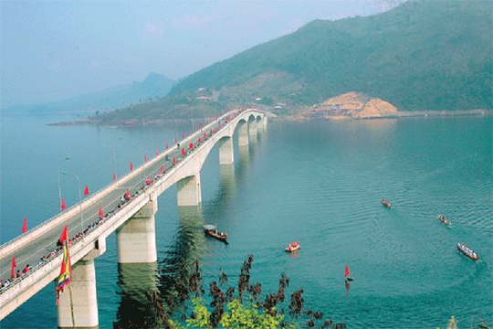 DN đằng sau Cầu Pá Uôn - Cây cầu hoàn toàn Made in Vietnam, xưng danh trụ cầu cao nhất Việt Nam