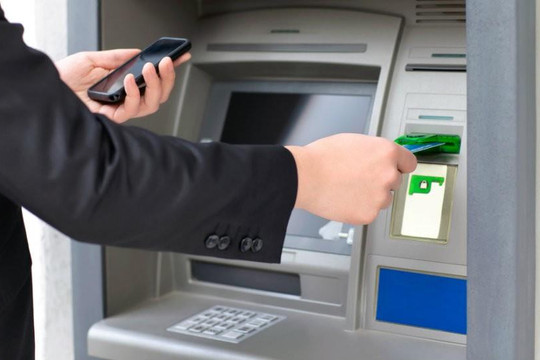 Rút tiền tại cây ATM nhưng bị ‘nuốt’ thẻ, chưa đầy 1 giờ đồng hồ, người đàn ông bị mất trắng 3 tỷ đồng: ngân hàng từ chối chịu trách nhiệm, tòa án phải vào cuộc