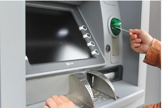 Đến ATM rút tiền, hệ thống báo lỗi nhưng tiền vẫn bị trừ, ngân hàng nói không liên quan, công an vạch trần trò lừa đảo tinh vi