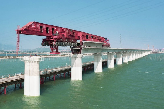 Trung Quốc làm thế nào để xây cầu đường sắt cao tốc xuyên biển 15km chỉ trong hơn 2 năm?