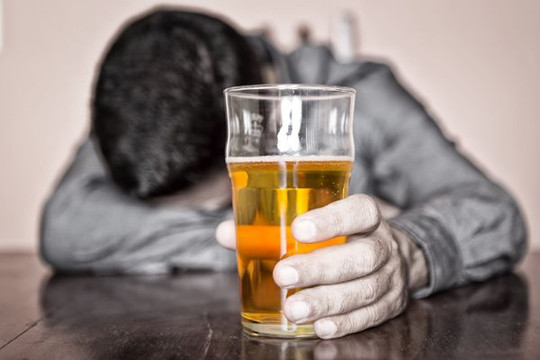 Buồn của bia Việt: “Xưa uống ít nhất 50-60 thùng bia/tiệc cưới, nay chỉ còn 10 thùng”, đại lý kêu khó, Doanh nghiệp giảm lợi nhuận…