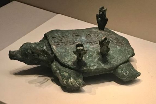 Lão nông câu cá ven sông, phát hiện "rùa cổ" 3.000 tuổi có 4 mũi tên đồng cắm sau lưng: Chuyên gia khẳng định trị giá ước tính 6.000 tỷ đồng