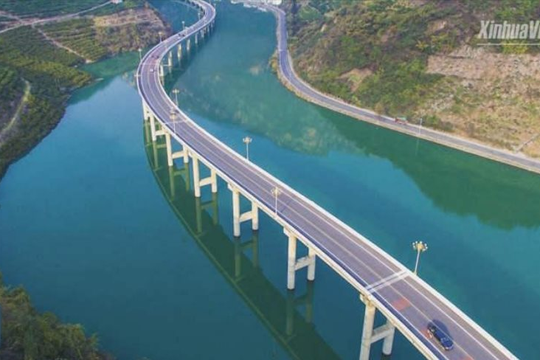 Không đào hầm, không di dời dân, Trung Quốc xây xa lộ như lụa bay giữa lòng sông khiến Mỹ cũng phải ‘lấy sách vở ghi chép’
