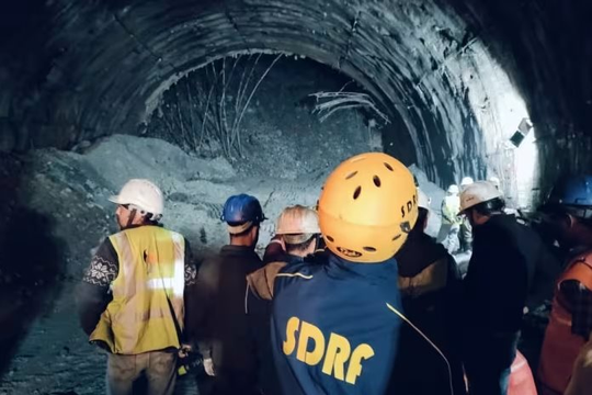 Đường hầm nằm trong dự án giao thông quan trọng của Ấn Độ sụp đổ, ít nhất 40 công nhân xây dựng bị vùi lấp