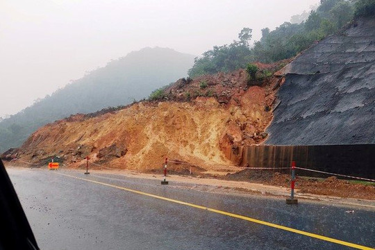 Dù đã cảnh báo nhưng sạt lở nghiêm trọng vẫn liên tiếp xảy ra trên đèo La Ngà và cao tốc La Sơn – Túy Loan
