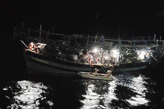 Cứu nạn tàu cá 39 ngư dân Quảng Ngãi trôi dạt trên khu vực giữa biển Đông