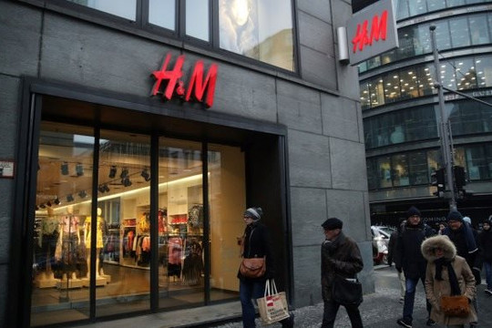 Quốc gia đối thủ của dệt may Việt Nam vừa tăng lương tối thiểu lên 113 USD, áp lực đè nặng các hãng gia công – H&M lập tức ‘bơm tiền’ để bù đắp