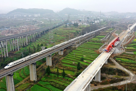 "Mất hàng nghìn tỷ cho cầu cạn, sao không làm đường sắt cao tốc trên đất bằng?" - Người Trung Quốc thắc mắc