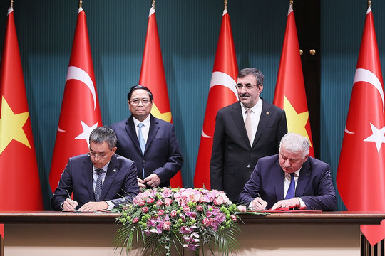 Thủ tướng Phạm Minh Chính chứng kiến lễ ký kết hợp tác mở rộng vận chuyển hàng không giữa Vietnam Airlines và Turkish Airlines