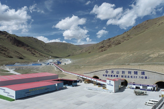 Công trình 'khủng' xuyên qua dãy núi dài bậc nhất hành tinh tại Tân Cương: Kết nối Trung Quốc với Trung Á
