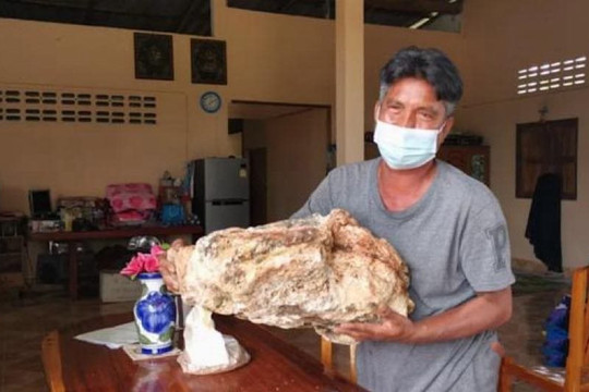 Người đàn ông ra biển phát hiện khối "vàng nổi" nặng 30kg liền báo cảnh sát: Báu vật hơn 30 tỷ đồng xuất hiện