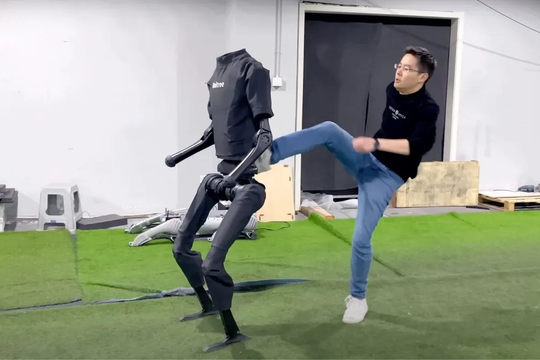 Xem robot hình người mạnh nhất thế giới chịu được những cú đá "tàn bạo"