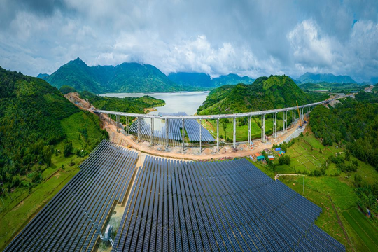 DN tạo nên cây cầu vượt cao nhất đoạn cao tốc Cam Lâm - Vĩnh Hảo, vắt qua cánh đồng pin năng lượng mặt trời