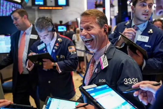 Dow Jones chính thức phá đỉnh lịch sử sau cú tăng mạnh hơn 500 điểm, chứng khoán Mỹ “xanh mướt” nhờ quyết định của FED