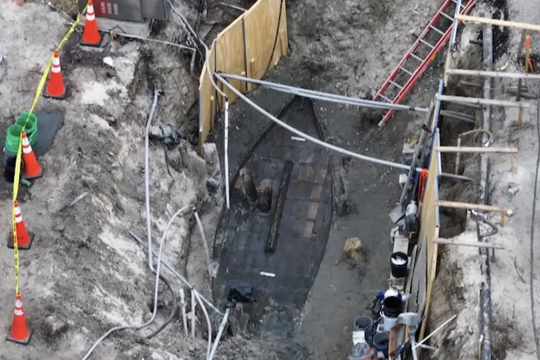 Đào đất công trường, công nhân phát hiện vật thể lạ ‘lắp thành khối’ dài 6 mét: Là ‘kho báu đến từ thế kỷ 19”, chuyên gia lập tức cho tháo rời đem đi bảo quản