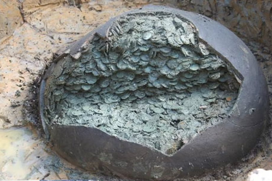 Đào đất ở ruộng, một đầu bếp vô tình phát hiện hơn 52.000 vật thể ‘nén chặt trong chum’: Chuyên gia nhận định đây là ‘kho báu khổng lồ’, giá trị lên tới hơn 24 tỷ đồng