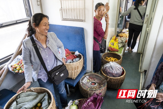 Trải nghiệm “xuyên không” với đoàn tàu độc nhất Trung Quốc: Giữa "kỷ nguyên" tàu cao tốc, hành khách vui vẻ ngồi cùng rau quả, gà vịt, thậm chí cả… lợn