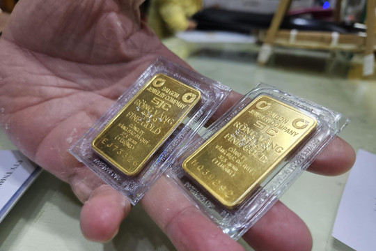 Đồng USD giảm giá, vàng miếng SJC vượt mốc 87 triệu đồng/lượng