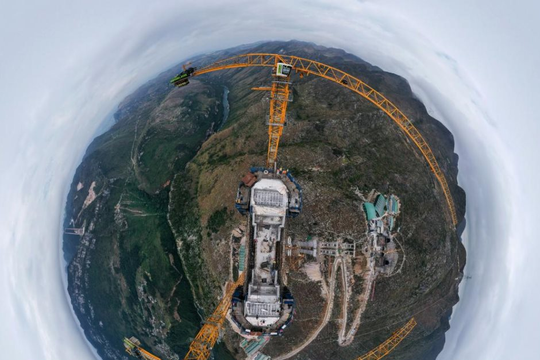 ‘Định hình lại cơ sở hạ tầng thế giới’ - Trung Quốc xây cầu cao tới 625 mét không nước nào có, đi qua ‘vết nứt Trái đất’ chỉ trong 1 phút