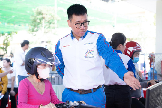 Honda tặng mũ bảo hiểm, nâng cao ý thức ATGT cho trẻ khu vực phía nam