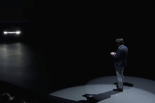 Đỉnh như Sony: Dùng tay cầm PS5 lái xe điện ‘nhà trồng được’ lên sân khấu, nói về cơ hội ‘trăm năm có một’