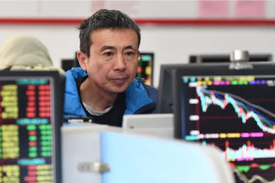 Chán nản vì thua lỗ, nhà đầu tư Trung Quốc đổ xô sang nước láng giềng khi thấy chứng khoán tăng ‘như diều gặp gió’