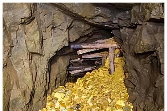 Mang gần 1 tạ vàng đi bán, cặp vợ chồng bị cảnh sát điều tra: Con suối lộ thiên chứa cả tấn vàng lập tức bị phong toả