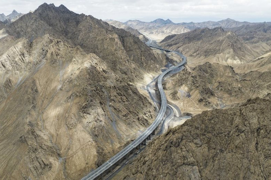 ‘Xẻ núi rẽ sông’, công trình bê tông cốt thép Trung Quốc vươn dài 5.200 km chỉ trong một năm, khẳng định độ chịu chi để nâng cấp hạ tầng giao thông