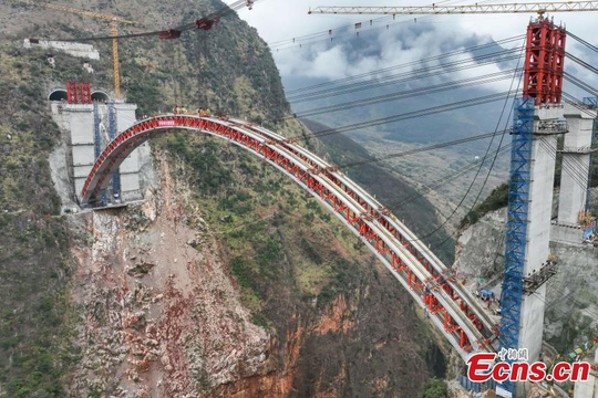Thêm một công trình Trung Quốc ghi tên vào danh sách đỉnh cao ngành xây dựng: Hơn 500 mét thép uốn cong như ‘cầu vồng đỏ’ bắc qua vực thẳm, thách thức giông tố, động đất lẫn lũ lụt