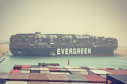 Chuỗi cung ứng toàn cầu từng náo loạn khi con tàu to như quả núi chặn ngang kênh đào Suez: Điều gì sẽ xảy ra khi kinh tế thế giới phải quen với những biến cố như thế?