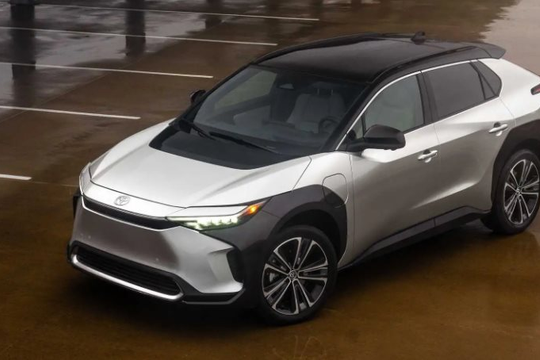 Doanh số xe điện tăng hơn 300%, vì sao Toyota vẫn kiên quyết 'bỏ bê' xe điện, ưu ái xe xăng?