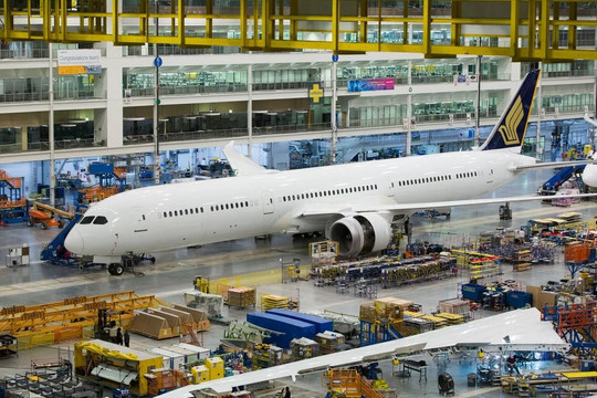 Nguồn cơn cho sự cẩu thả của Boeing: Máy bay thiếu bu lông; bên trong đầy rác và chai rượu rỗng vẫn giao cho khách hàng chính phủ