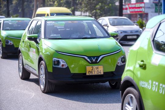 Hãng taxi lớn nhất Nghệ An hủy hợp đồng mua xe với Toyota để chuyển sang VinFast