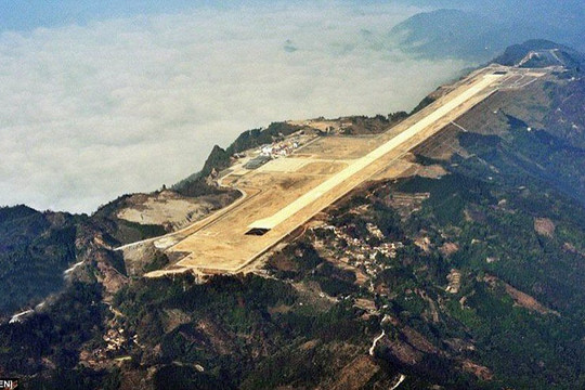 “Thổi bay” 65 ngọn đồi để xây dựng “tàu sân bay” lơ lửng giữa trời, đường băng siêu hẹp trên độ cao gần 700 mét thách thức mọi phi công: Trung Quốc lại khiến thế giới ngỡ ngàng