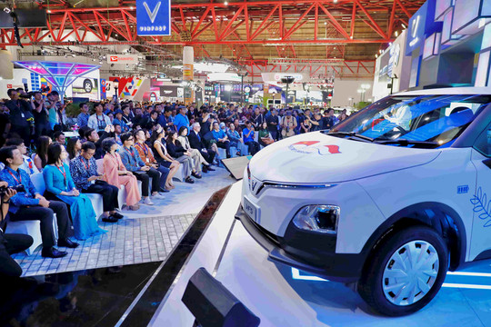 VinFast giới thiệu dải xe điện tay lái nghịch, chính thức ra mắt thị trường Indonesia