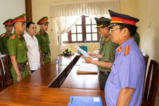 Giám đốc văn phòng đăng ký đất đai tỉnh Hậu Giang bị bắt 