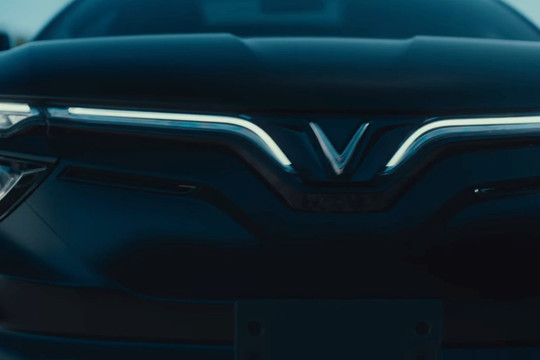 VinFast VF 8 xuất hiện cực ngầu trong MV ca nhạc của 'ông hoàng tỷ view' J Balvin, được hộ tống bằng 2 chiếc Mercedes G63