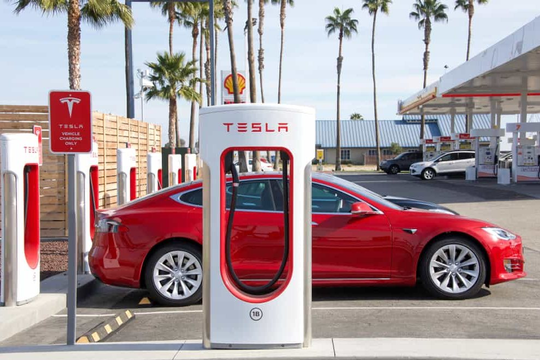 ‘Bén’ như Elon Musk: Bán ‘nguồn sống’ của xe điện cho đối thủ, ung dung kiếm lời tới 12 tỷ USD/năm kể cả cơn sốt EV hạ nhiệt