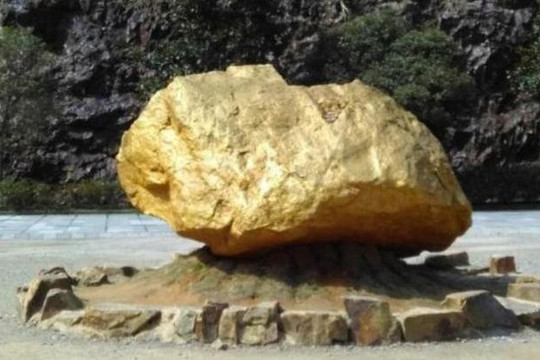 “Khối đá” trị giá hơn 41.000 tỷ đồng được giám sát 24/24 ở Trung Quốc: Nặng đến 45 tấn, "phát sáng bất thường", là kho báu lộ thiên nhiều người ao ước