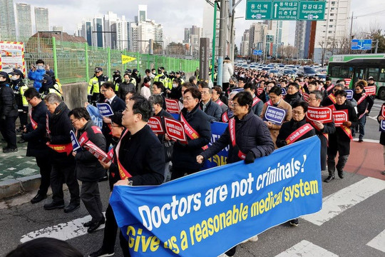 Khủng hoảng ngành y Hàn Quốc chưa tìm được lối thoát: Bộ Y tế gửi thông báo đình chỉ tới 5.000 bác sĩ đình công, học sinh 10 trường y tẩy chay lớp học