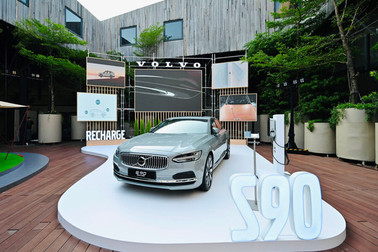Volvo ra mắt S90 Recharge tại Việt Nam, mẫu ô tô "uống xăng” ít hơn cả xe máy, giá gần 3 tỷ đồng