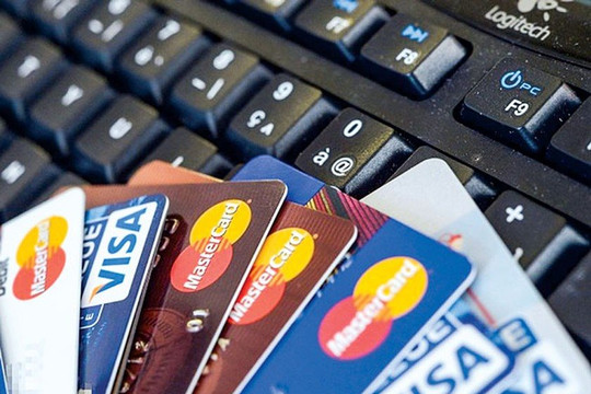 Vụ vay thẻ tín dụng 8,5 triệu, ôm nợ xấu 8,8 tỷ đồng: Khách hàng nói về "điểm bất thường" trong hợp đồng với ngân hàng