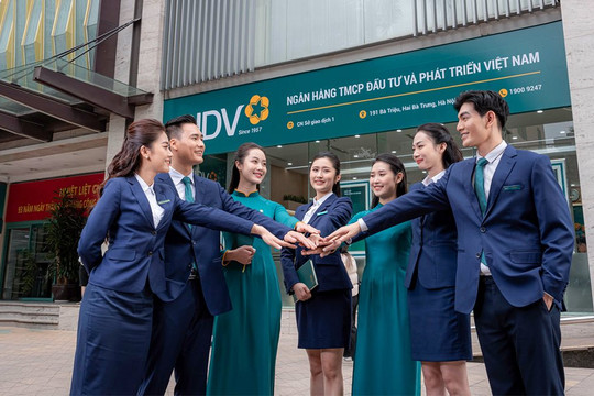 Ngân hàng lớn nhất Việt Nam đã gặp 38 nhà đầu tư để tìm cách bán vốn, nhưng ngày chốt deal vẫn là dấu hỏi